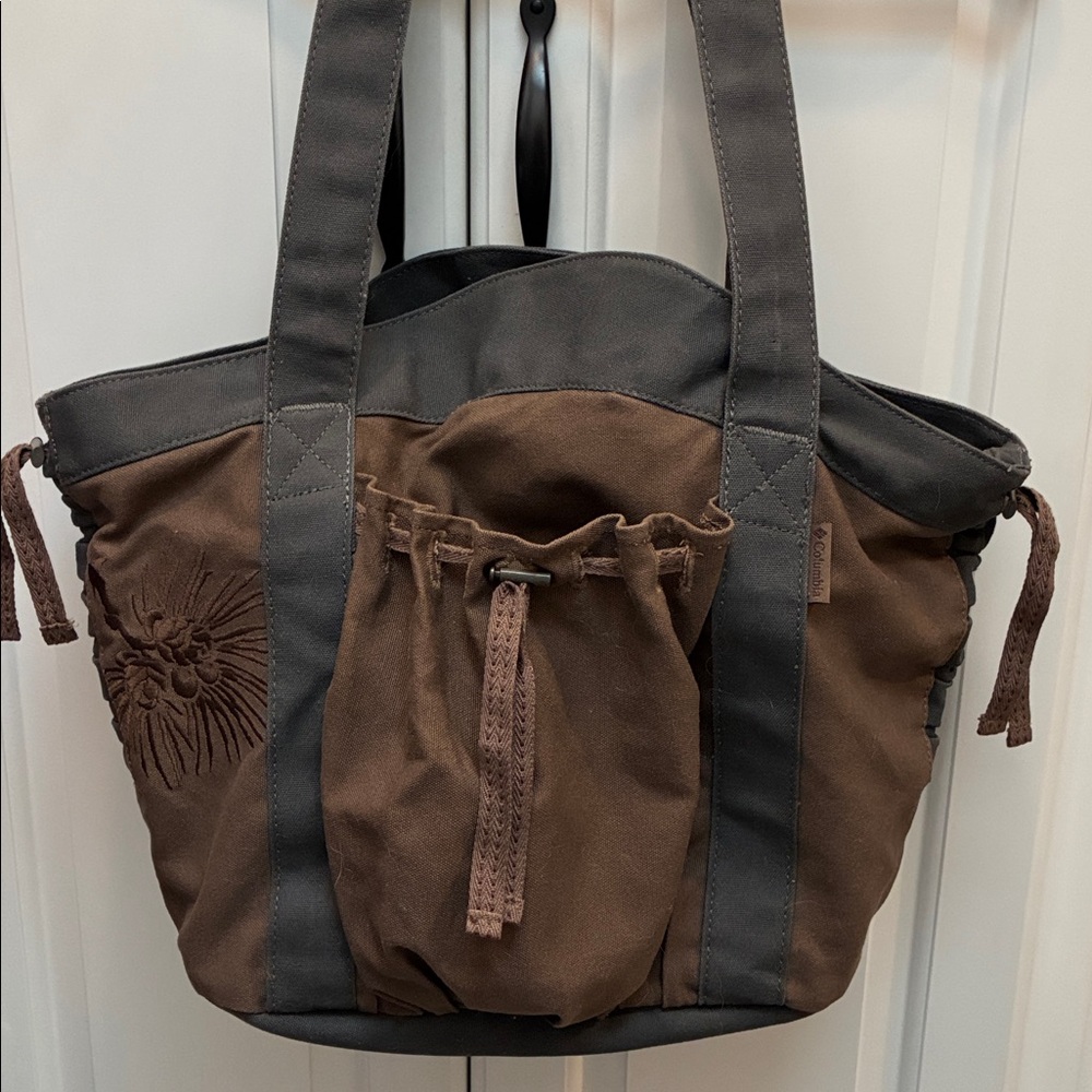 Columbia Embroidered Floral Tote Bag Canvas
Lined and Zipper Closure